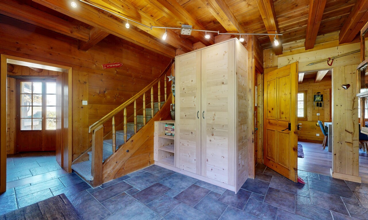 treppe mit natural light, natürliches licht, wood wall, holzwand, und treppen
