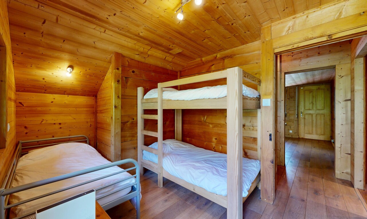 zimmer / schlafzimmer mit holzfußboden, wood finish floor, holzdecke, wood ceiling, und dachschräge