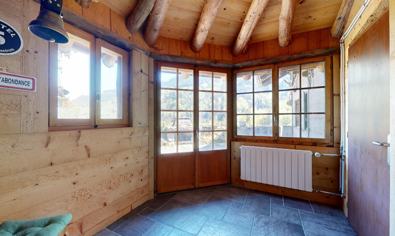 leerer raum mit kühler, natural light, natürliches licht, beamed ceiling, und balkendecke