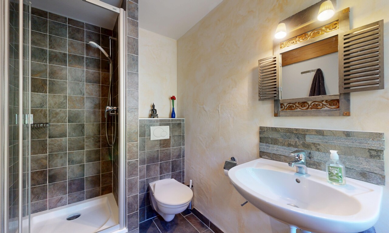 bad mit waschbecken, dusche, komplettes badezimmer, inside property, und spiegel