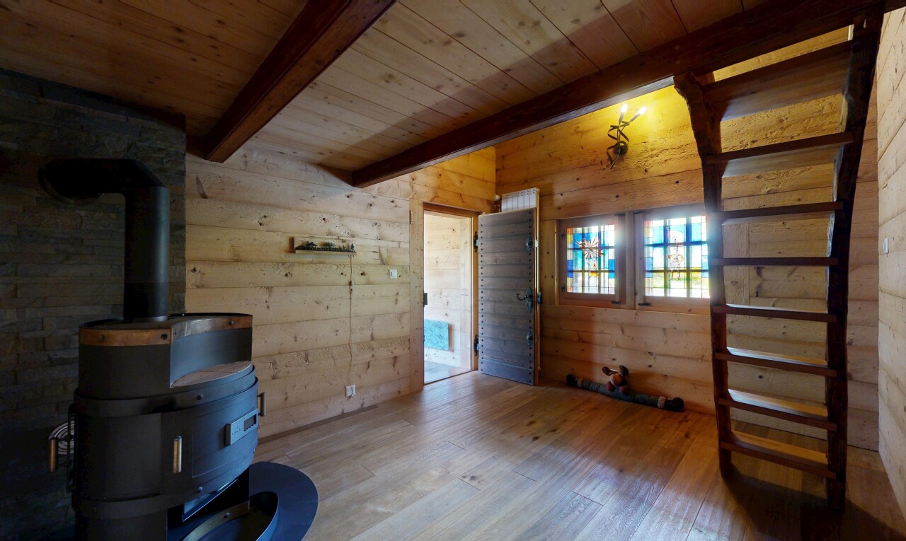 fitnessstudio mit wood finish floor, holzfußboden, beamed ceiling, balkendecke, und wood wall