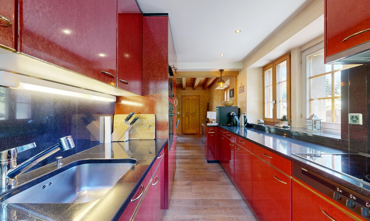 küche mit dark countertops, red cabinets, rote schränke, waschbecken, und inside property