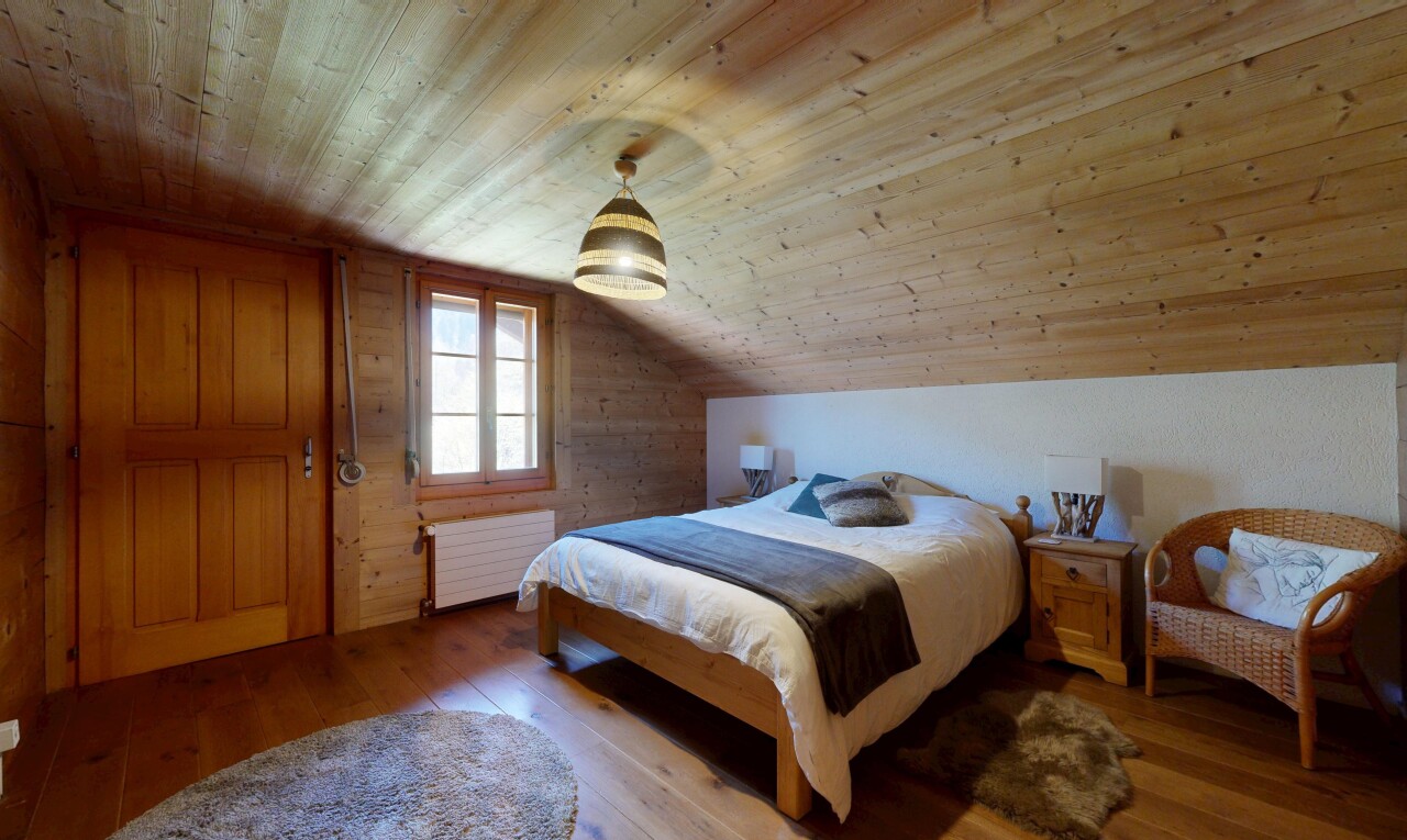 zimmer / schlafzimmer mit holzfußboden, wood finish floor, niedrige decke, low ceiling, und inside property