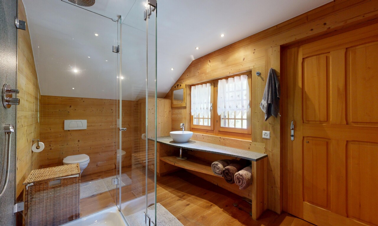 bad mit wood wall, holzwand, vaulted ceiling, dachschräge, und schminktisch