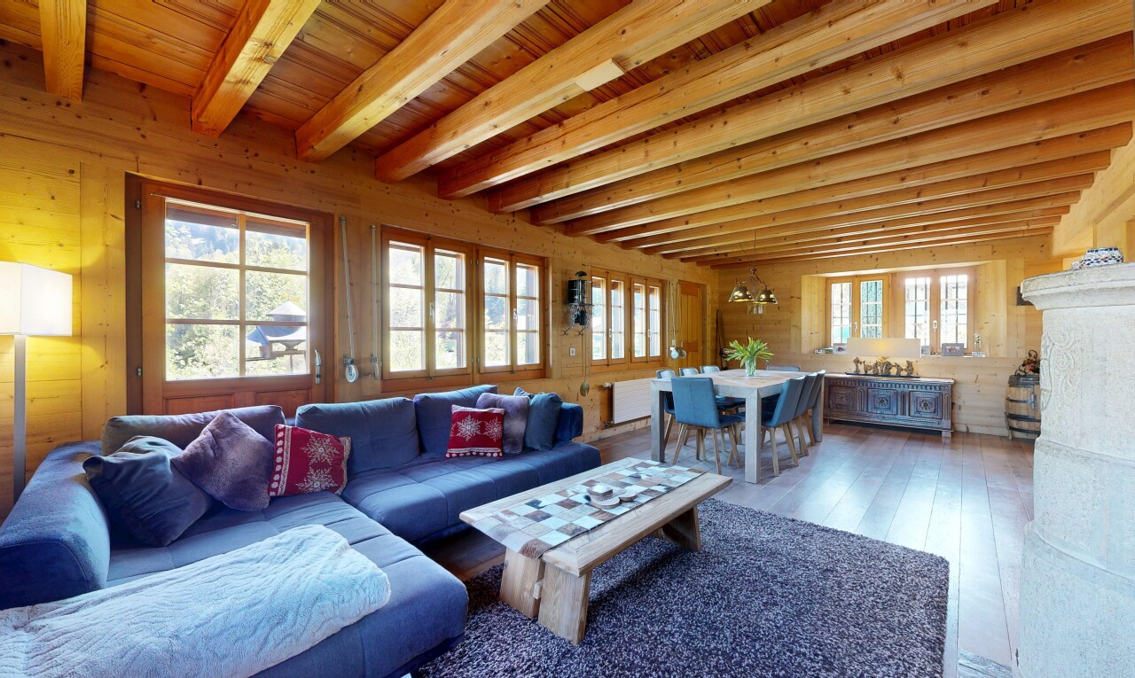 wohn- / esszimmer mit wood finish floor, holzfußboden, inside property, natural light, und natürliches licht