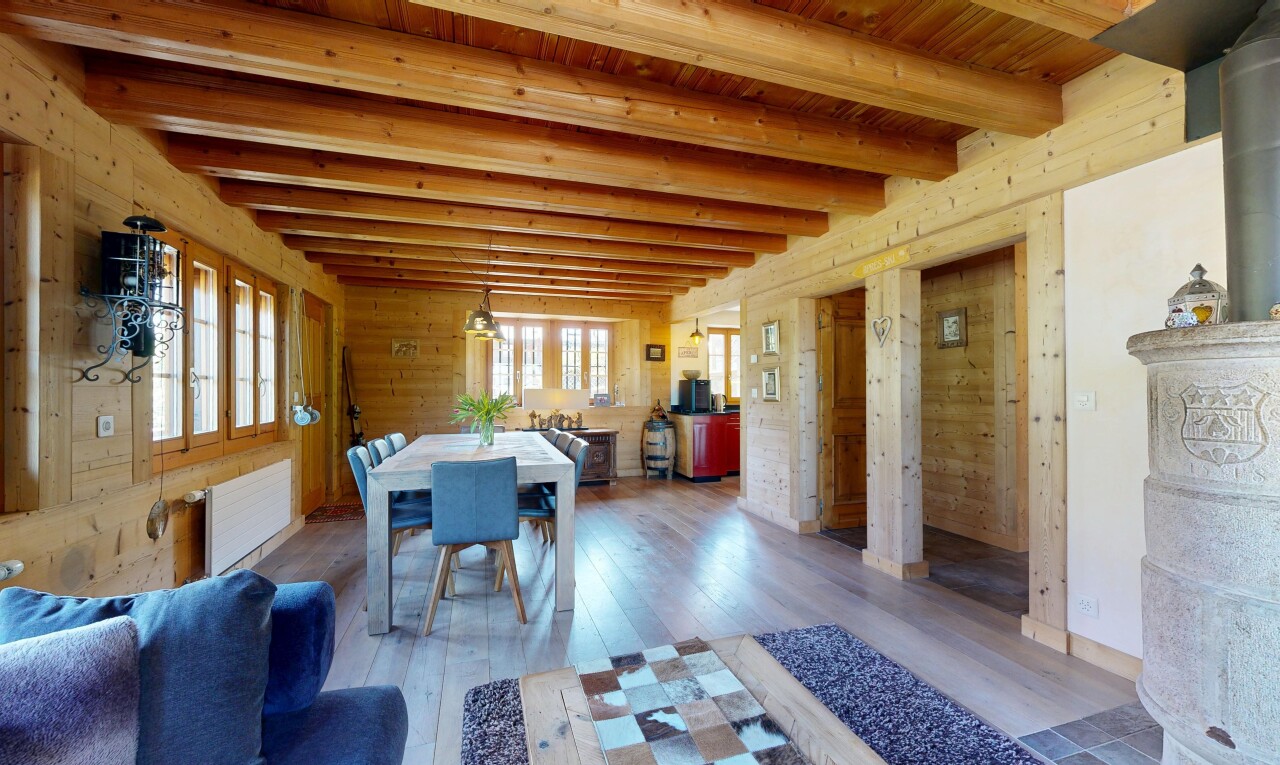 wohn- / esszimmer mit wood finish floor, holzfußboden, inside property, natural light, und natürliches licht