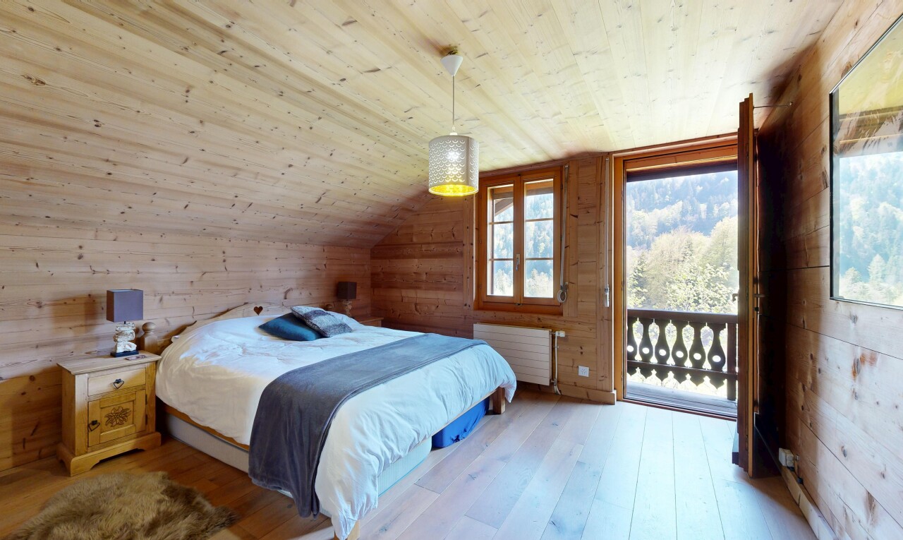 zimmer / schlafzimmer mit holzwand, wood wall, niedrige decke, low ceiling, und holzdecke