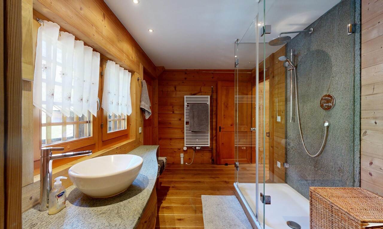 bad mit schminktisch, wood wall, holzwand, komplettes badezimmer, und wood finish floor