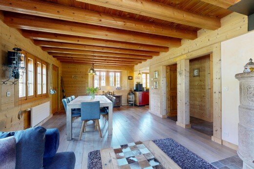 salon / salle à manger avec wood finish floor, sol en finition bois, inside property, natural light, et lumière naturelle