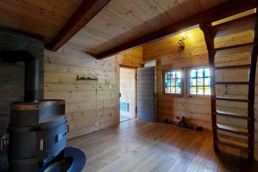 gym avec wood finish floor, sol en finition bois, beamed ceiling, plafond à poutres, et wood wall