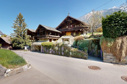 façade avec day time, balcon, property visible, mountain view, et vue sur la montagne
