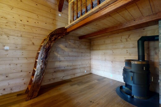 pièce vide avec poêle à bois, wood finish floor, sol en finition bois, wood ceiling, et plafond en bois