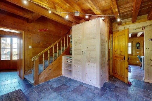 escaliers avec natural light, lumière naturelle, wood wall, mur en bois, et escaliers