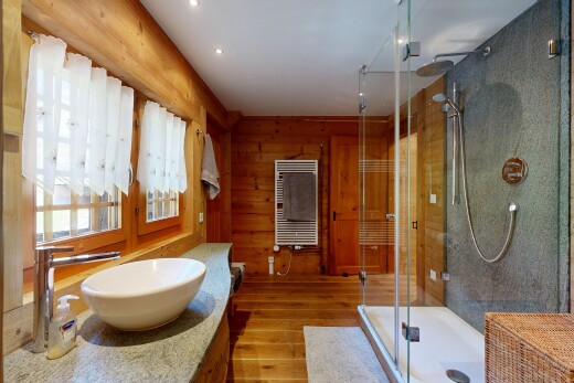 salle de bains avec lavabo (ou coiffeuse selon le contexte), wood wall, mur en bois, salle de bain complète, et wood finish floor