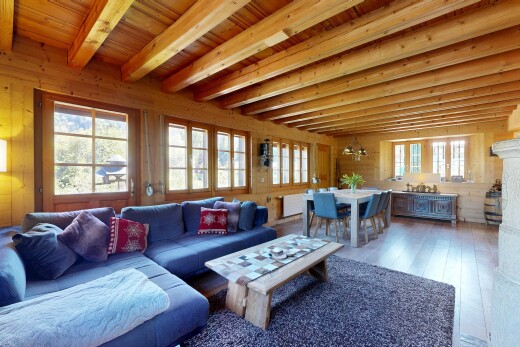 salon / salle à manger avec wood finish floor, sol en finition bois, inside property, natural light, et lumière naturelle