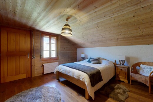 chambre avec sol en finition bois, wood finish floor, plafond bas, low ceiling, et inside property