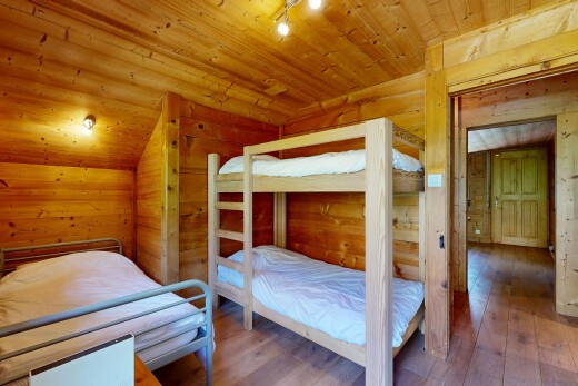 chambre avec sol en finition bois, wood finish floor, plafond en bois, wood ceiling, et plafond voûté