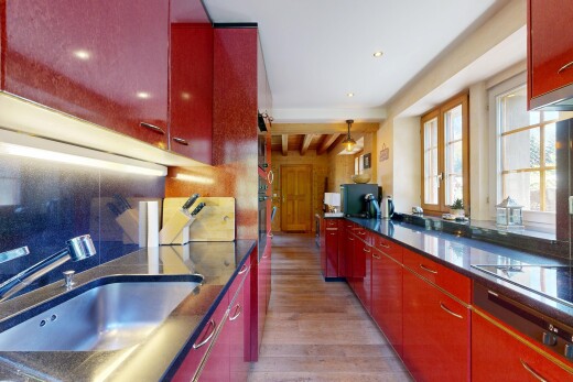 cuisine avec dark countertops, red cabinets, armoires rouges, évier, et inside property