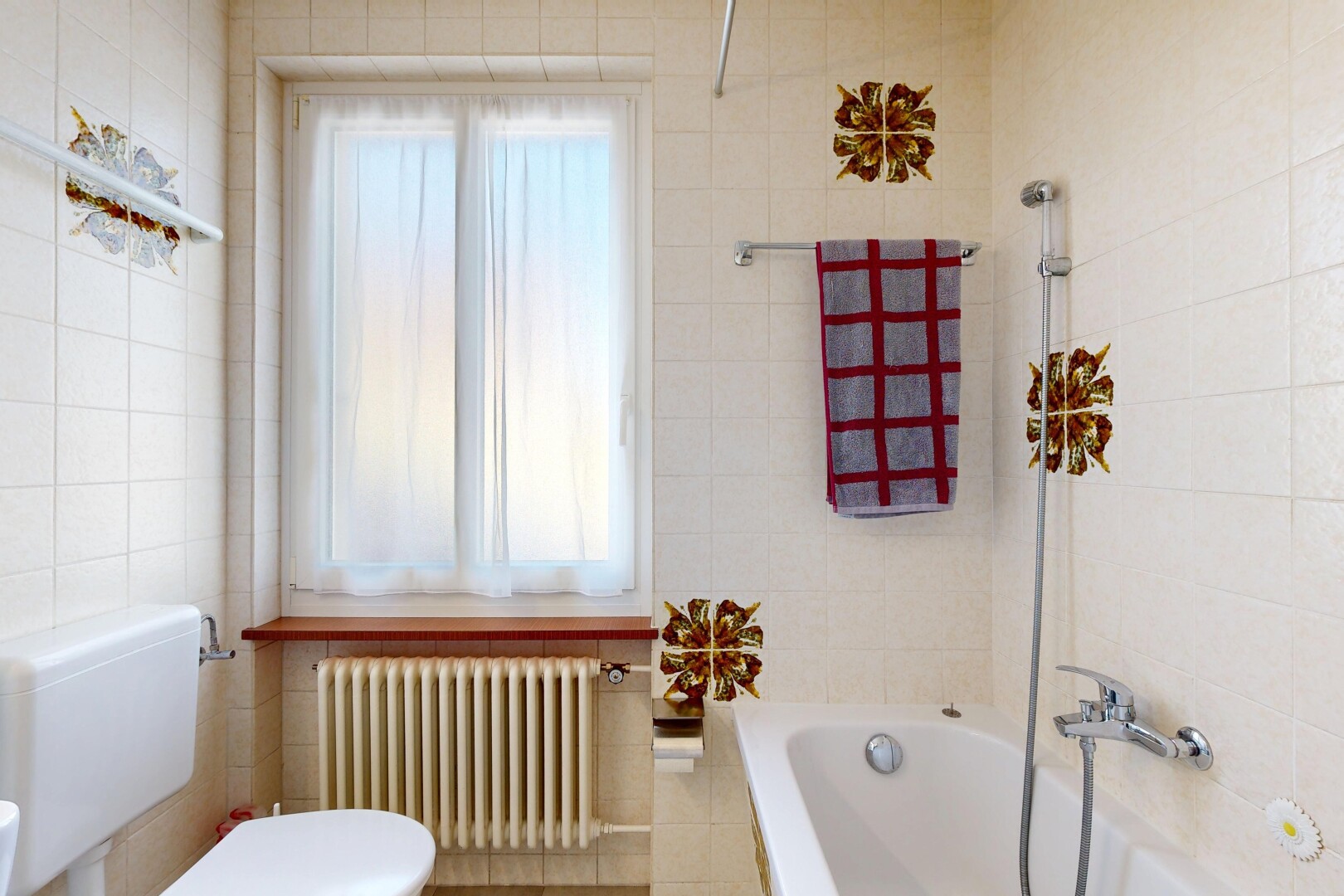 bad mit toilette, komplettes badezimmer, kühler, natürliches licht, und natural light
