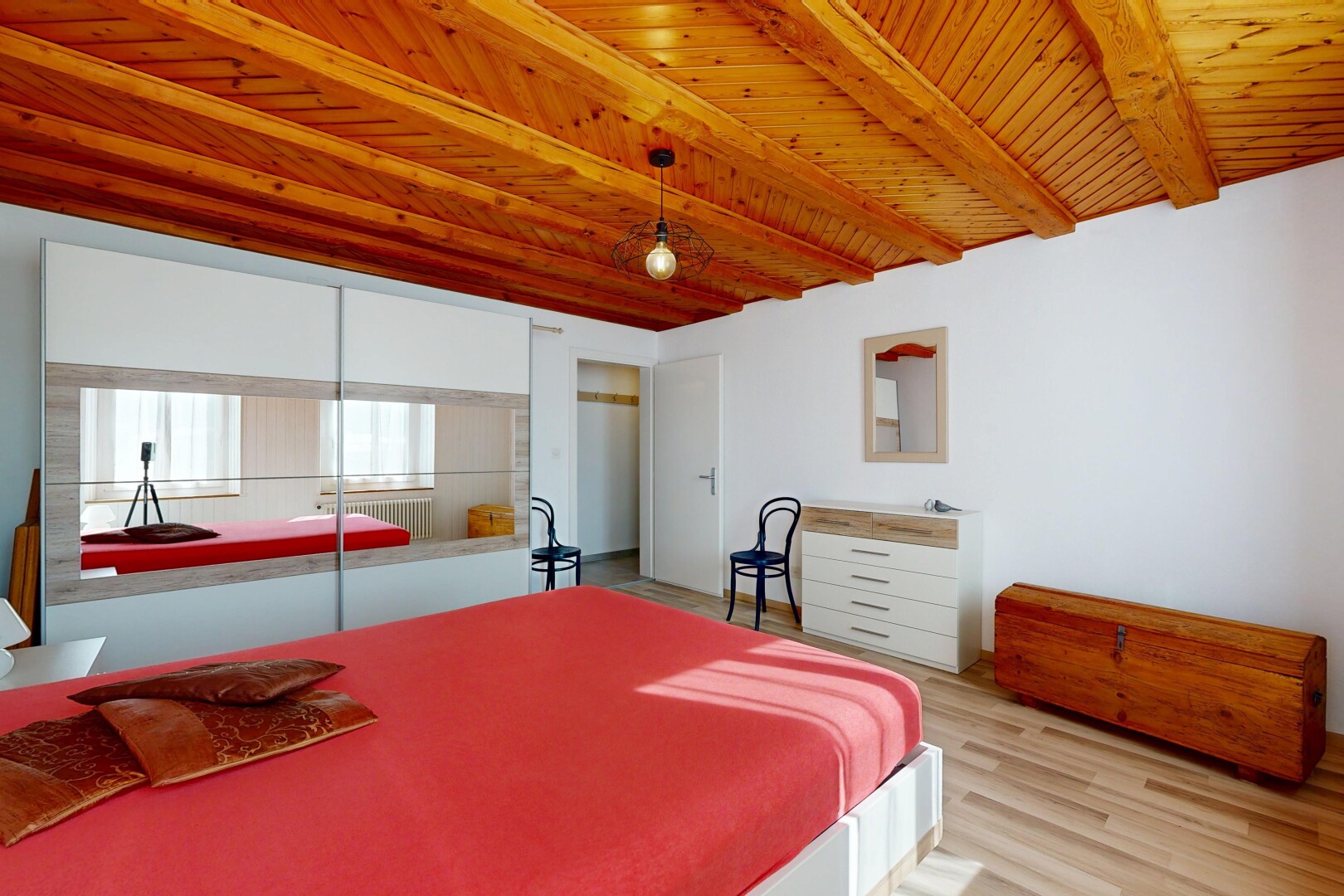 zimmer / schlafzimmer mit inside property, natural light, natürliches licht, wood finish floor, und holzfußboden