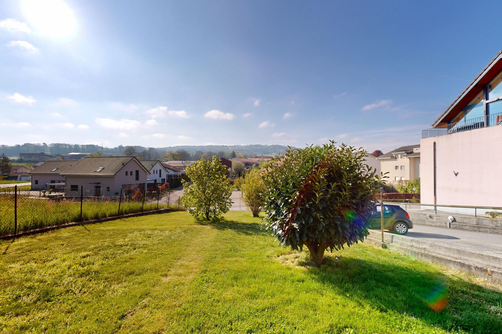 garten mit rasen, day time, zaun, residential view, und wohngebietblick