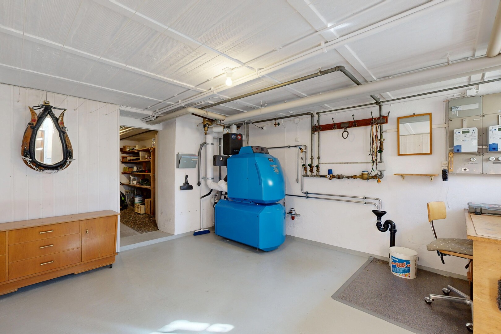 fitnessstudio mit inside property, finished concrete floor, betonboden, und concrete floor