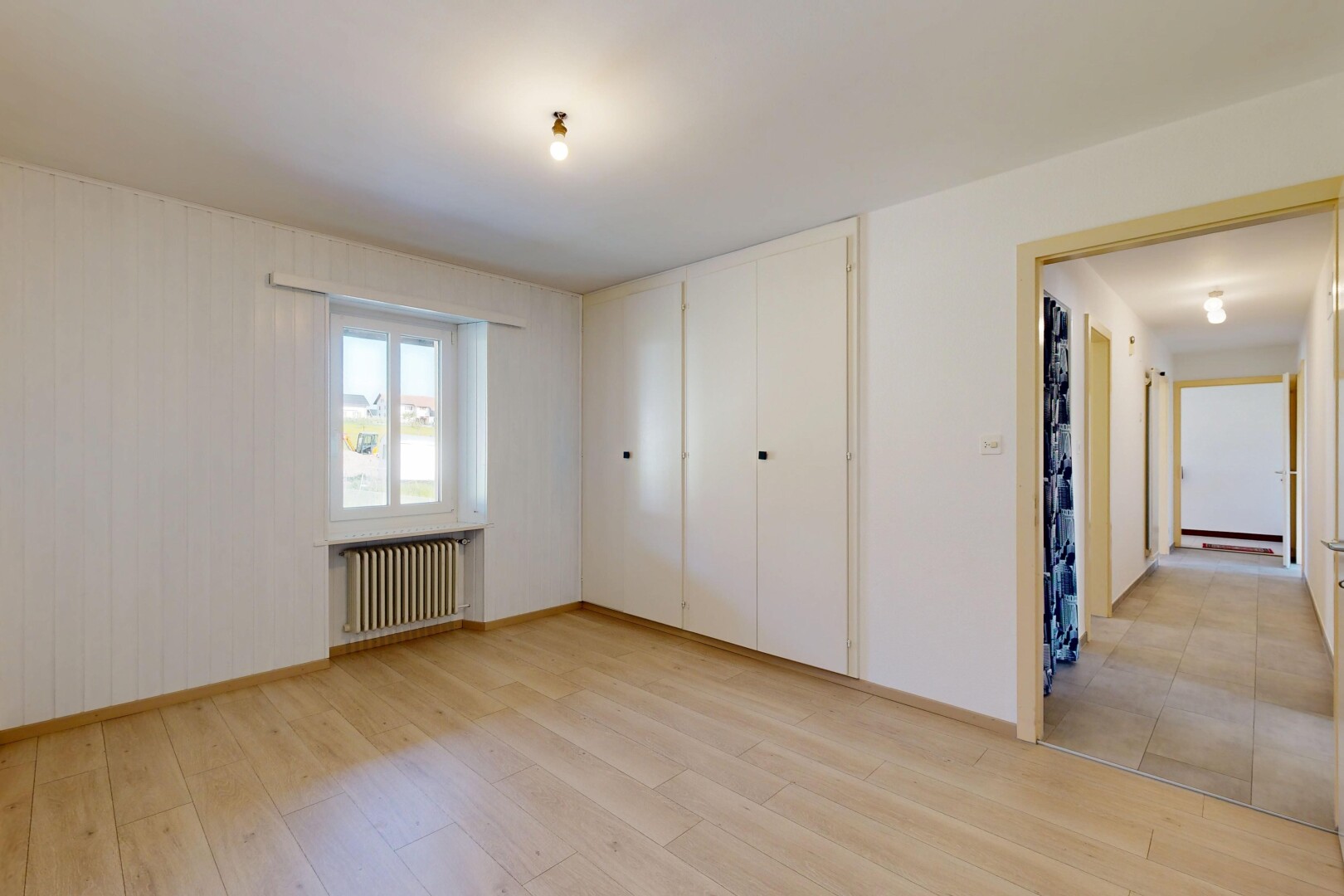 leerer raum mit inside property, holzfußboden, wood finish floor, natürliches licht, und natural light