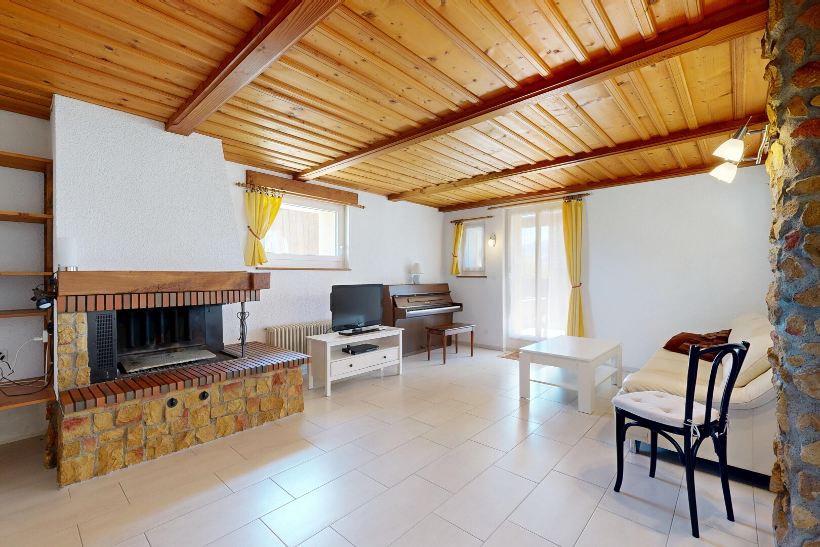 wohnzimmer mit kamin, inside property, holzdecke, wood ceiling, und natürliches licht