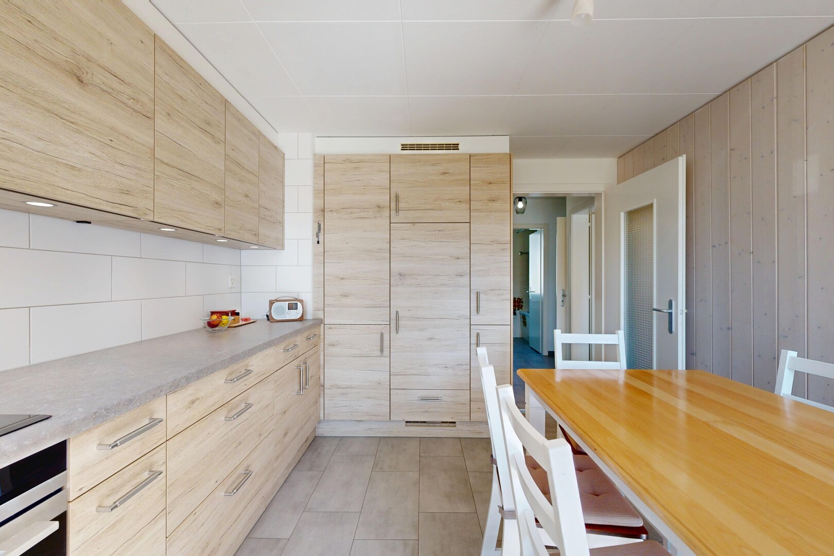 küche mit hellbraune schränke, light brown cabinets, light floor, ofen, und arbeitsplatten