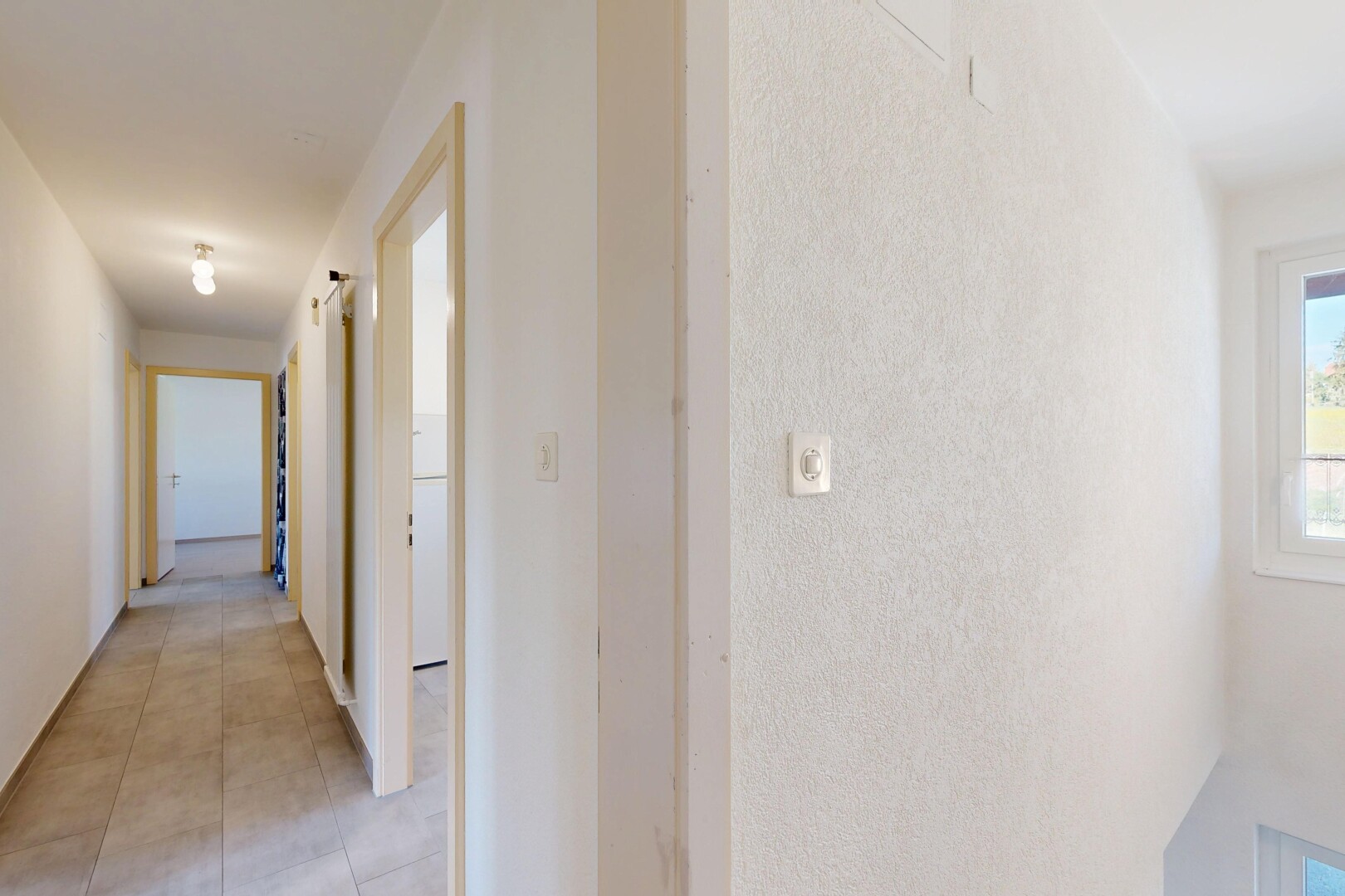 halle / korridor mit inside property, natural light, natürliches licht, und light floor