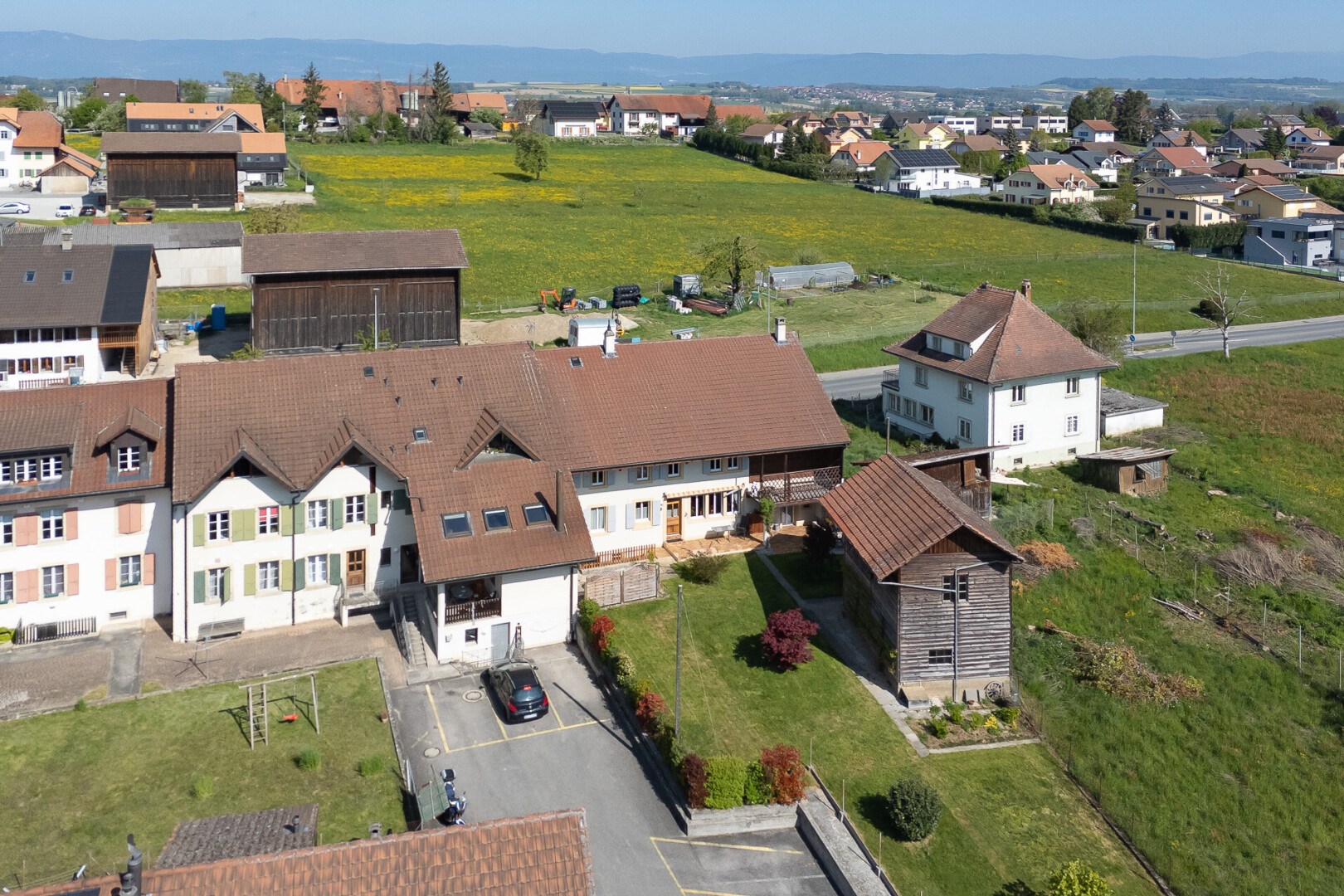 außenansicht mit parkplatz, day time, residential view, und wohngebietblick