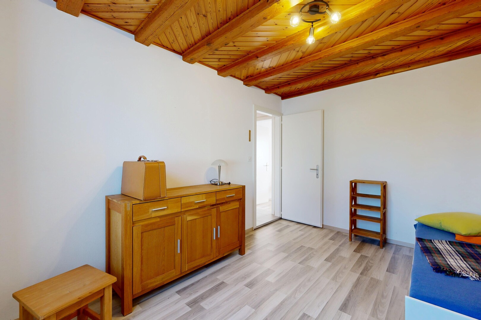 wohnzimmer mit drywall, gipskartonwand, inside property, wood finish floor, und holzfußboden