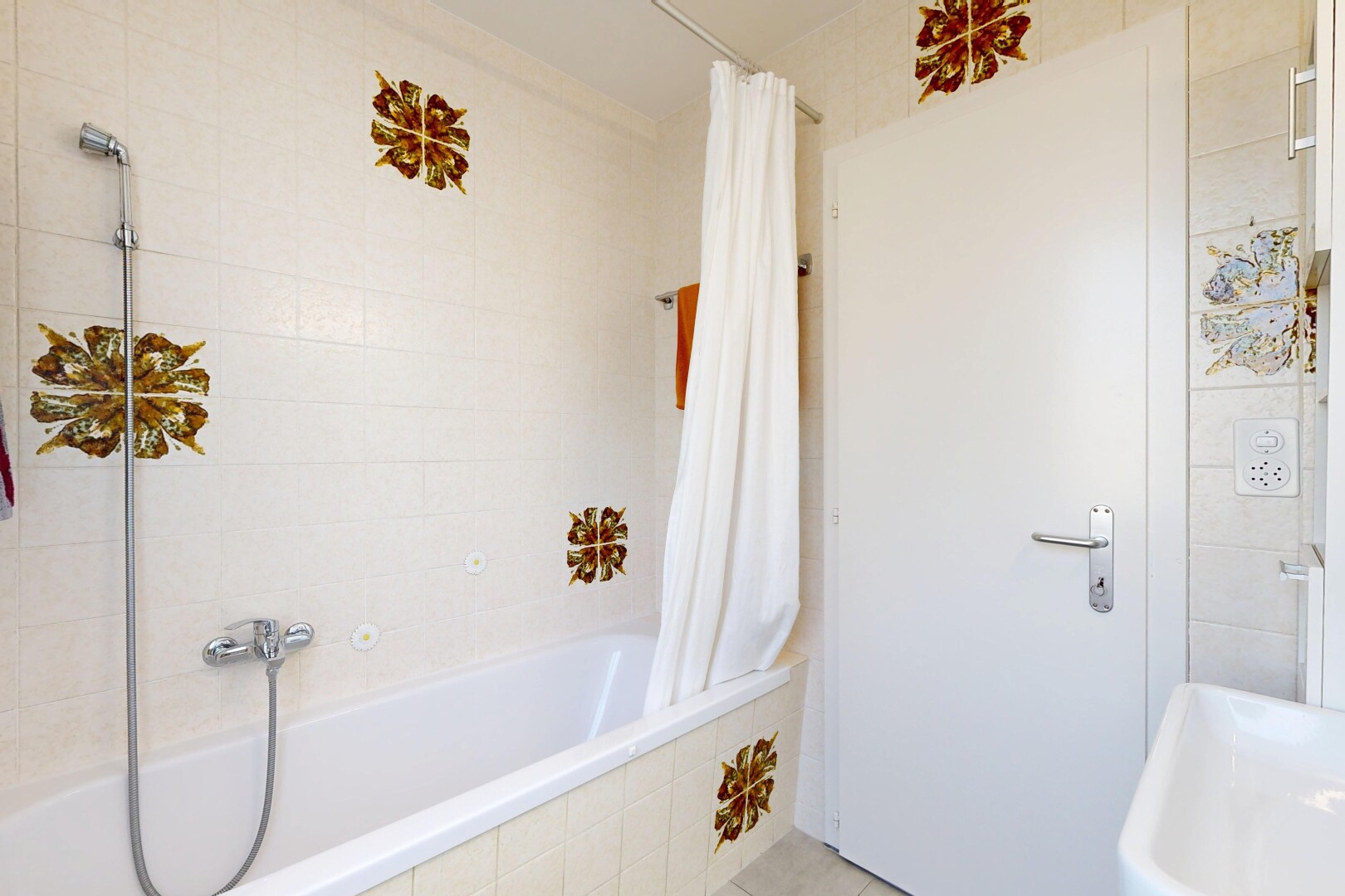 bad mit kombiniertes bad / dusche, komplettes badezimmer, waschbecken, inside property, und fliesenwand