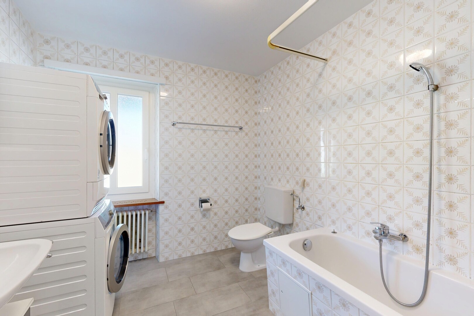 bad mit waschturm, toilette, light floor, kombiniertes bad / dusche, und komplettes badezimmer