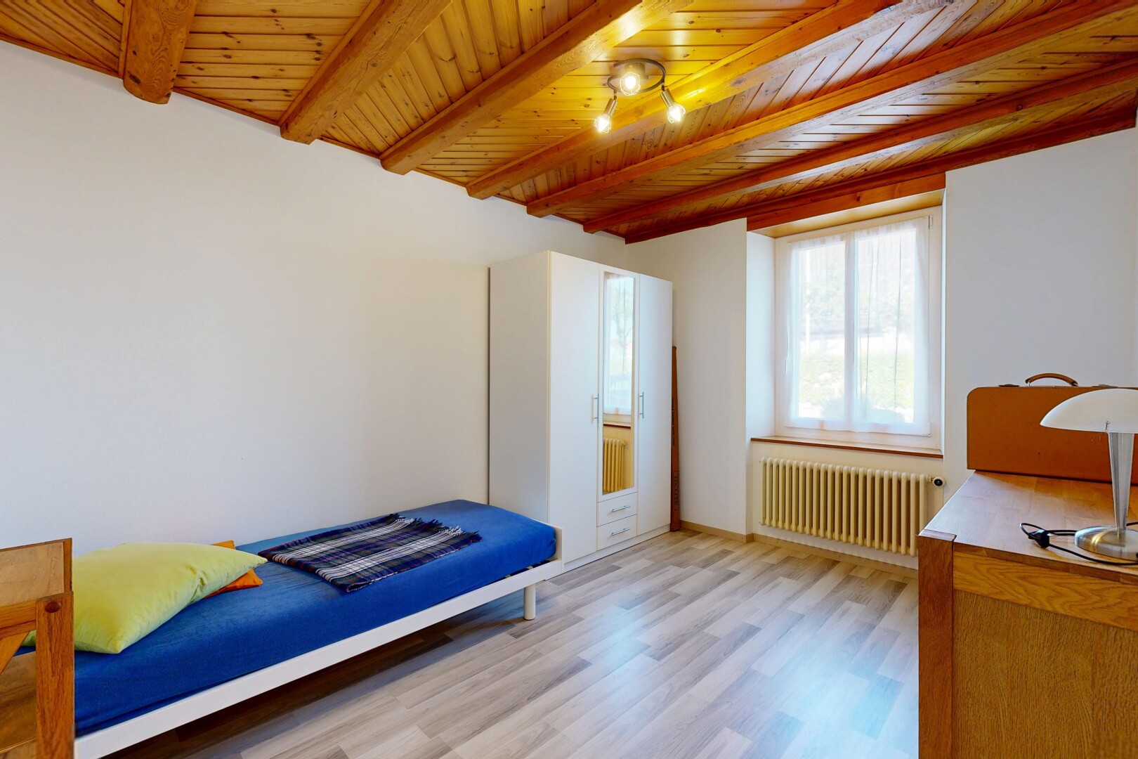 zimmer / schlafzimmer mit holzfußboden, wood finish floor, inside property, gipskartonwand, und drywall