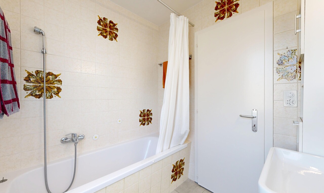 bad mit kombiniertes bad / dusche, komplettes badezimmer, waschbecken, inside property, und fliesenwand