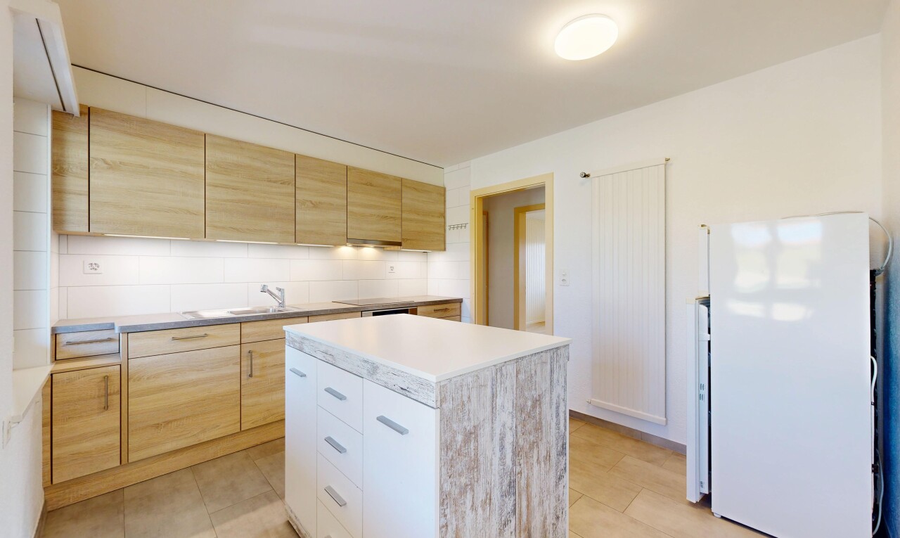küche mit light brown cabinets, hellbraune schränke, kühlschrank, light countertops, und kitchen island