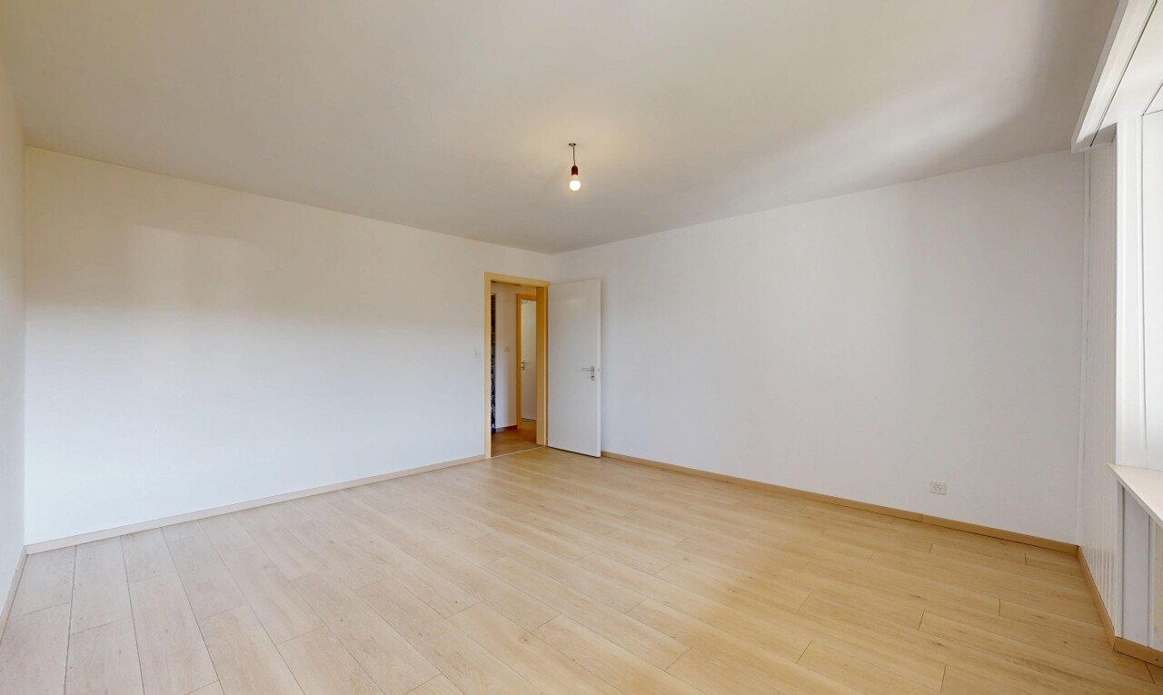 leerer raum mit holzfußboden, wood finish floor, gipskartonwand, drywall, und inside property