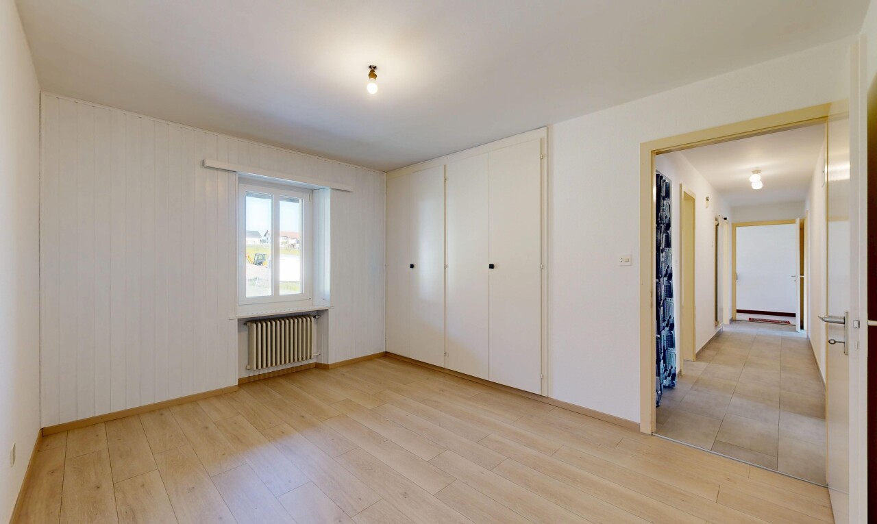 leerer raum mit inside property, holzfußboden, wood finish floor, natürliches licht, und natural light