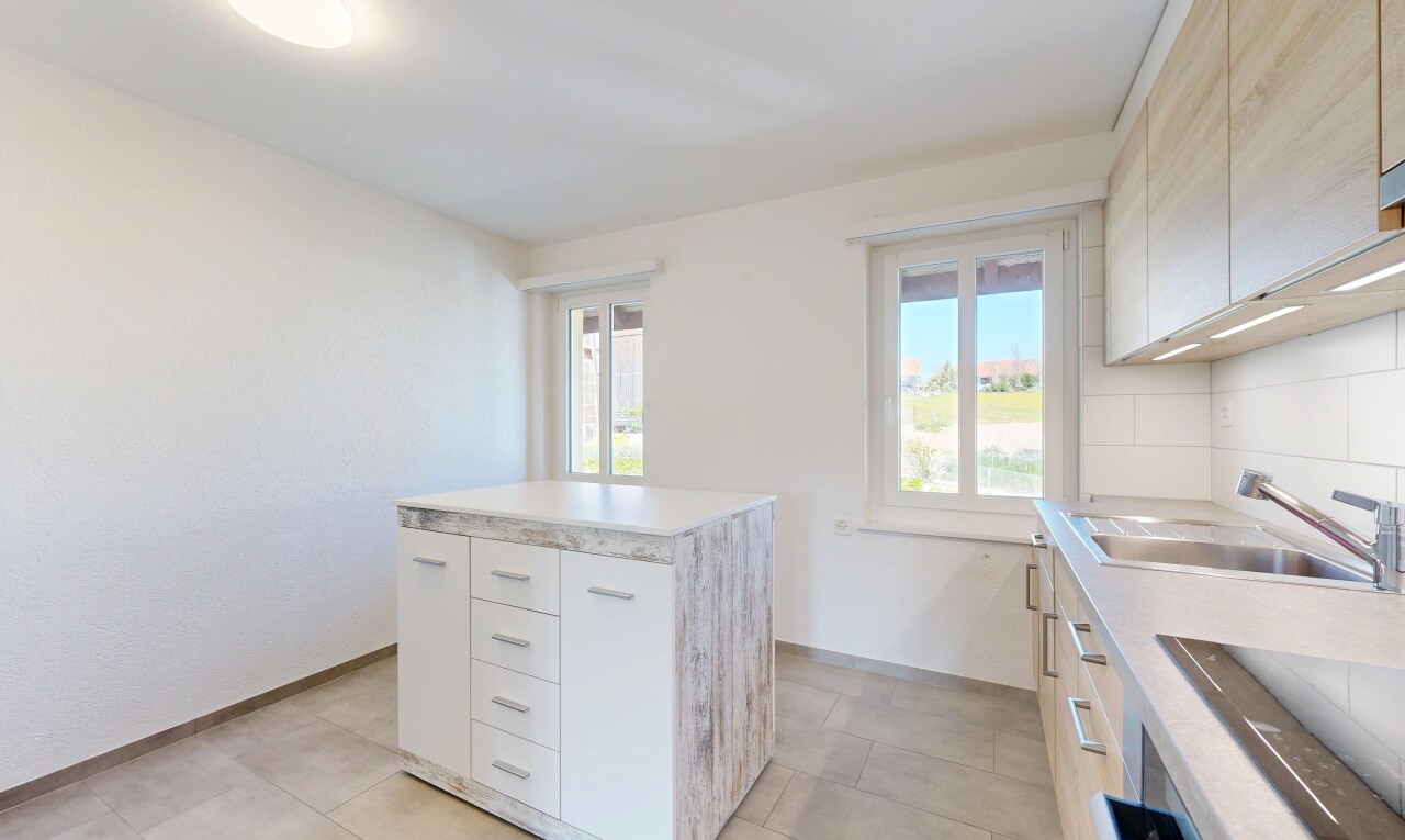 küche mit kitchen island, kücheninsel, light countertops, arbeitsplatten, und light floor