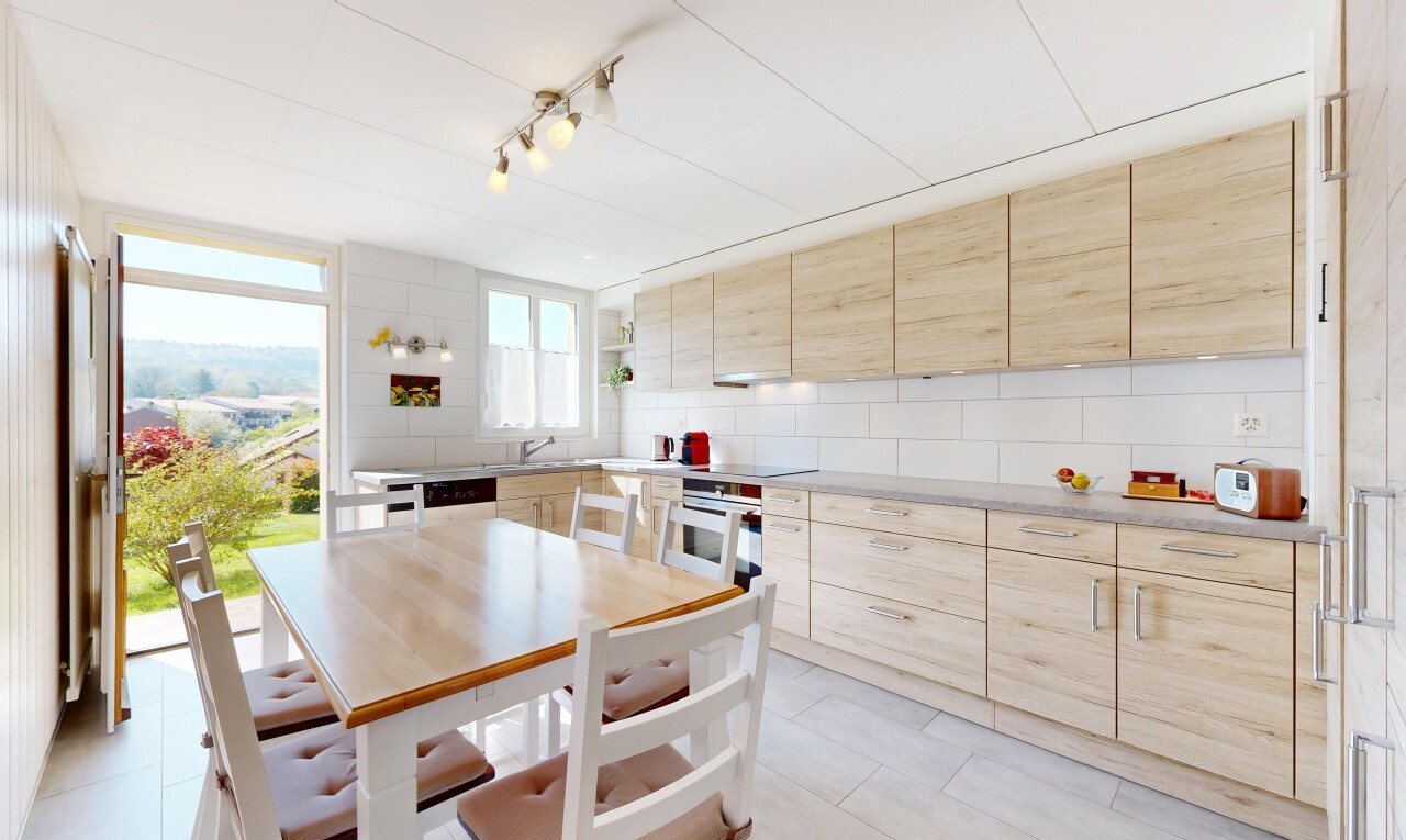 küche mit light brown cabinets, hellbraune schränke, küchenrückwand beim herd, küchenrückwand beim Herd, und inside property