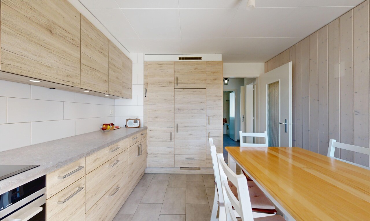 küche mit hellbraune schränke, light brown cabinets, light floor, ofen, und arbeitsplatten
