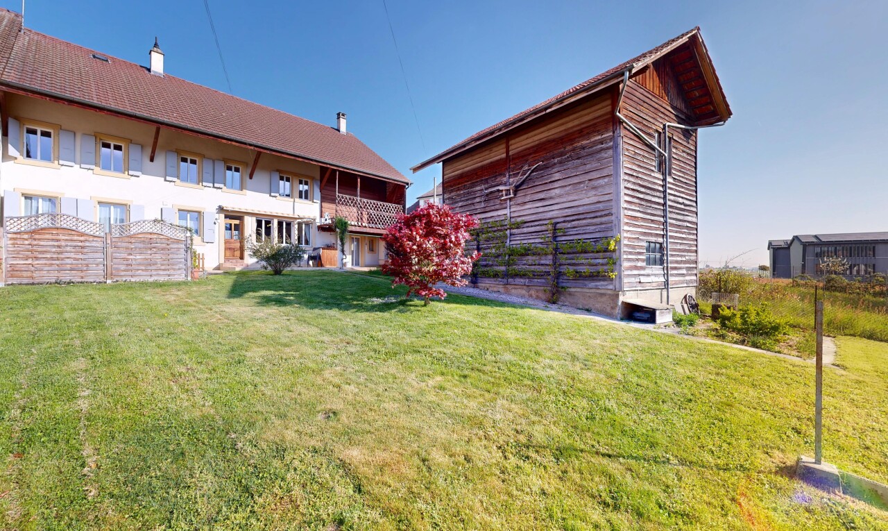 außenansicht mit balkon, holzverkleidung, rasen, horizontale verkleidung, und day time
