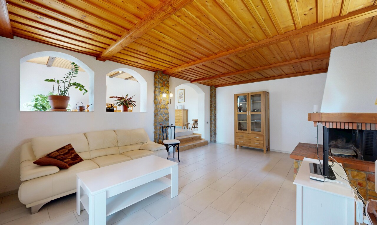 wohnzimmer mit gewölbte gehwege, inside property, holzdecke, wood ceiling, und gipskartonwand