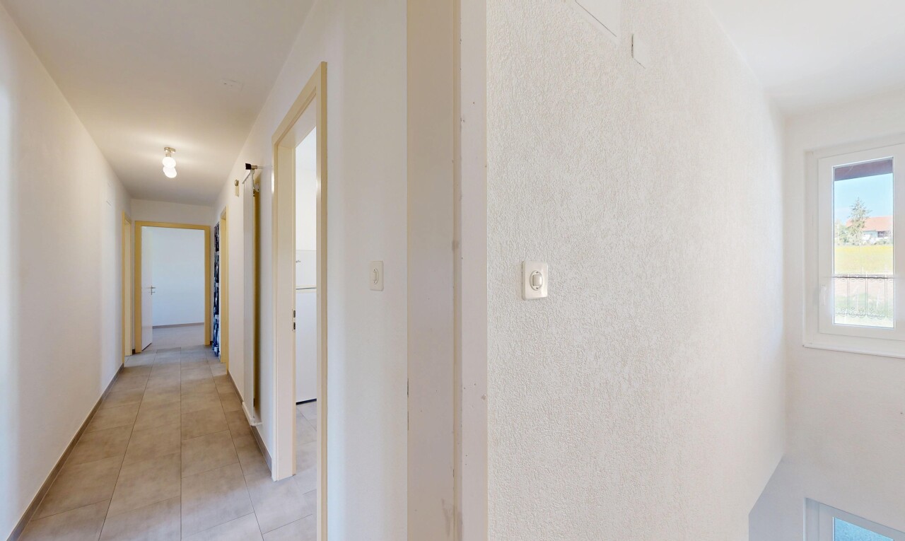 halle / korridor mit inside property, natural light, natürliches licht, und light floor