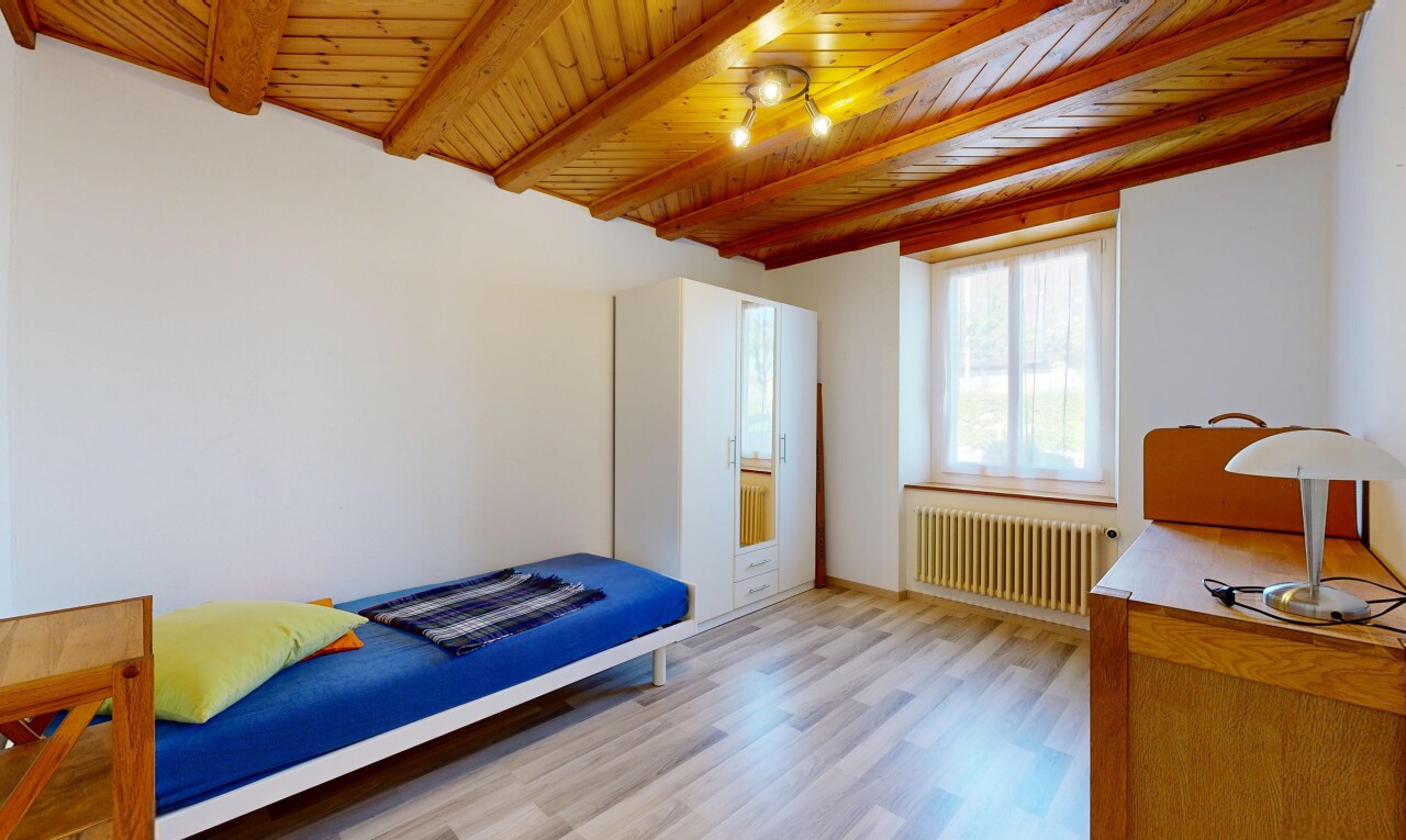 zimmer / schlafzimmer mit holzfußboden, wood finish floor, inside property, gipskartonwand, und drywall