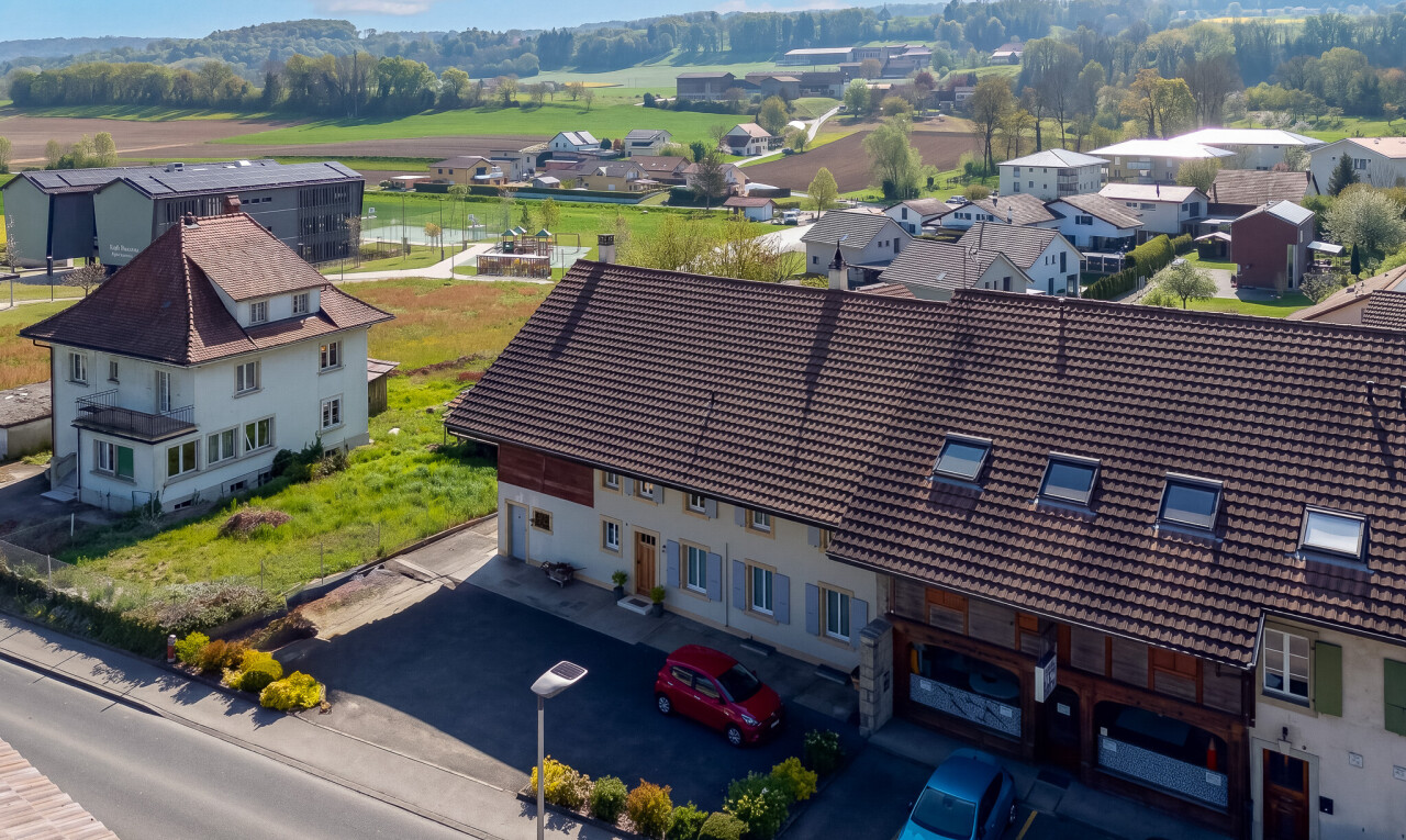außenansicht mit drone view, day time, ziegeldach, und garage