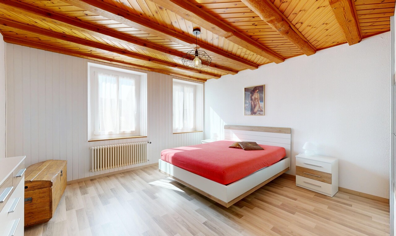zimmer / schlafzimmer mit holzfußboden, wood finish floor, natürliches licht, natural light, und inside property