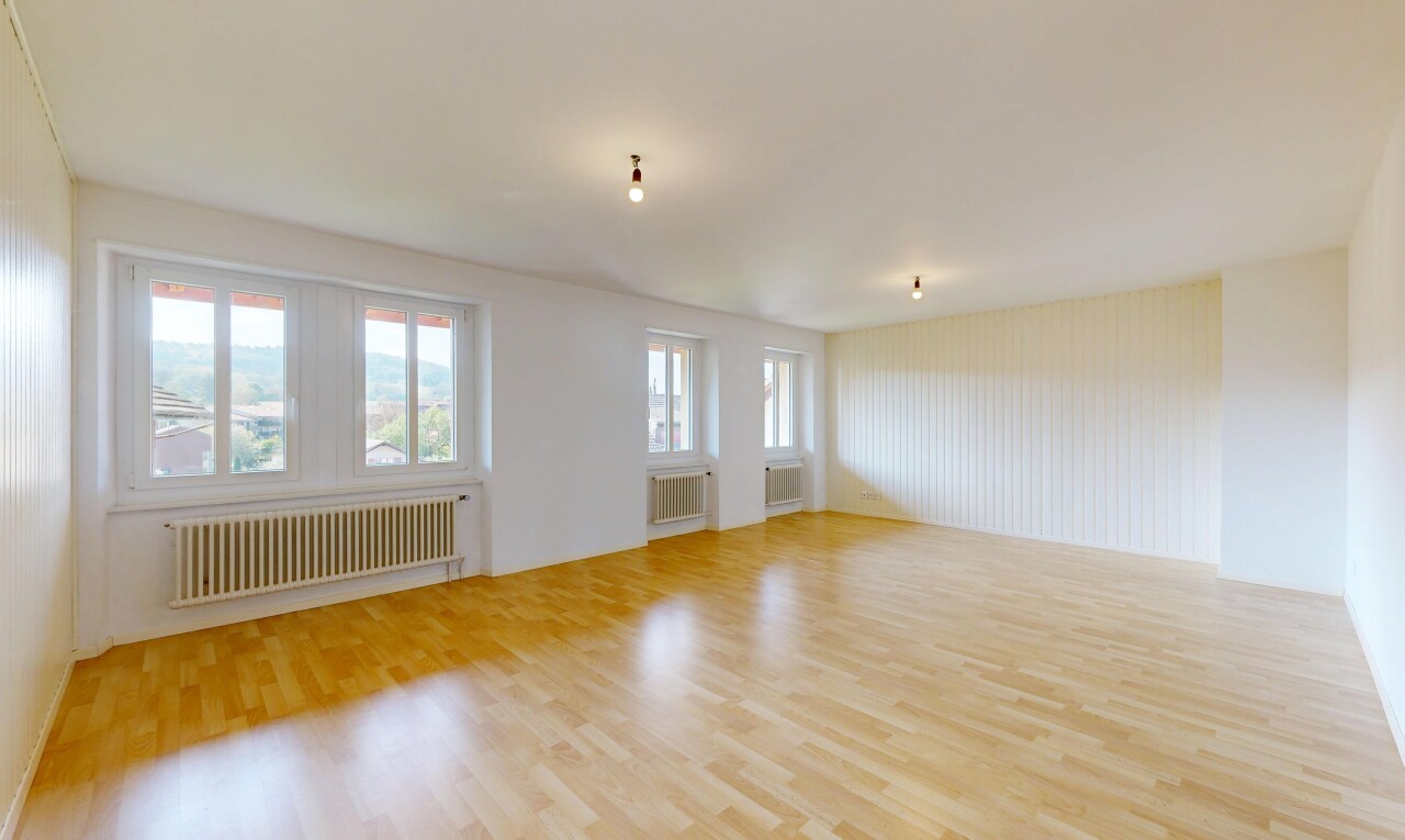 leerer raum mit wood finish floor, holzfußboden, kühler, drywall, und gipskartonwand