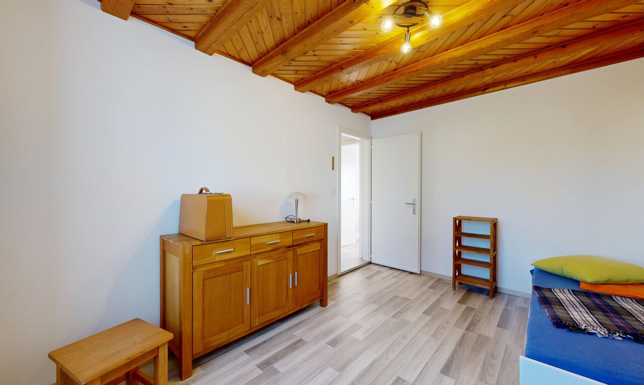 wohnzimmer mit drywall, gipskartonwand, inside property, wood finish floor, und holzfußboden